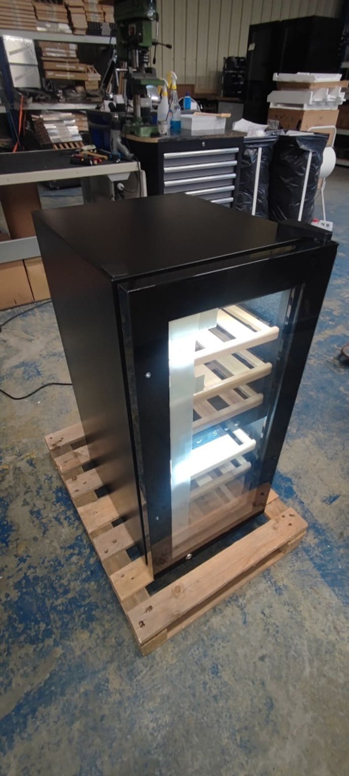 outlet-fristaende-vinkyl-wineexpert-24-fullglass-black