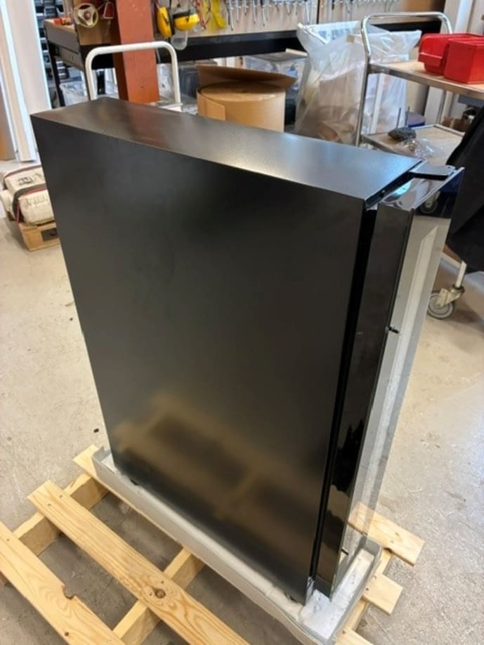 outlet-innbyggbart-vinskap-arctic-collection-15s-fullglass-black