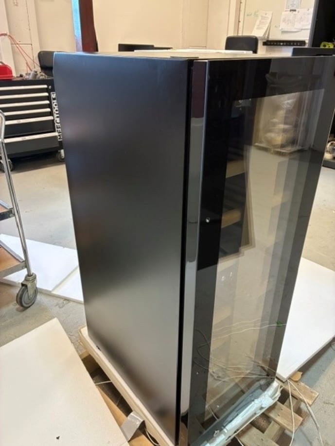 outlet-fristaende-vinkyl-wineexpert-38-fullglass-black