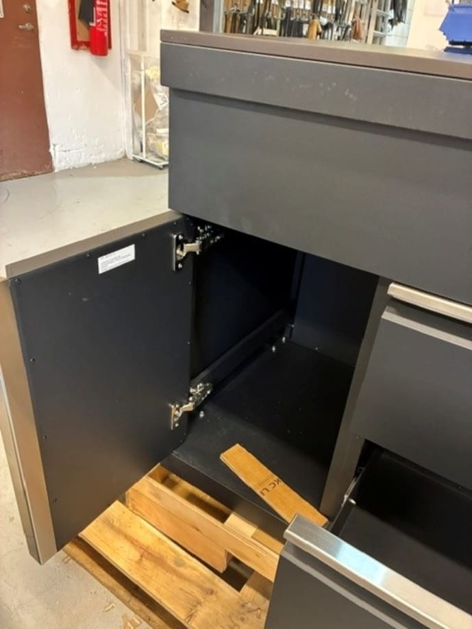 outlet-pure-modul-med-oppbevaringsskap-og-skuffer-svart