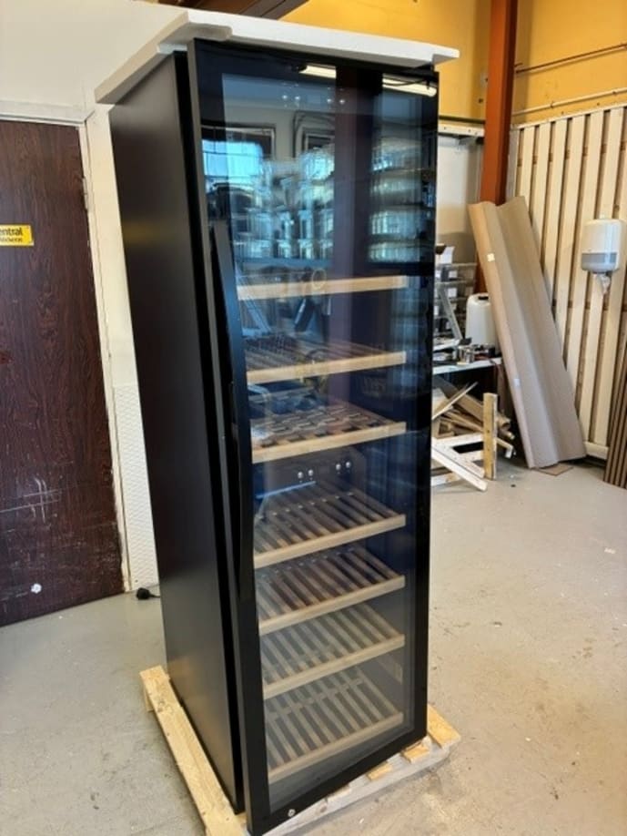 outlet-fritstaende-vinkoleskab-wineexpert-180-fullglass-black