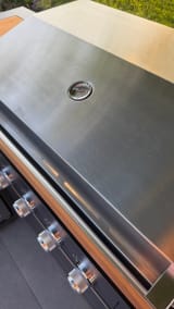 designer-series-frittstaende-gassgrill-med-5-brennere-og-infrarod-sidebrenner