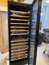 outlet-innbyggbart-vinskap-winecave-187-anthracite-black-label-view