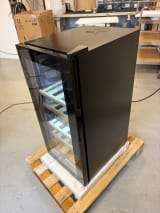 outlet-fritstaende-vinkoleskab-wineexpert-24-fullglass-black