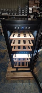 outlet-fristaende-vinkyl-wineexpert-24-fullglass-black