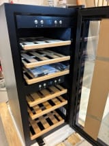 outlet-freistehender-weinkuhlschrank-wineexpert-24-fullglass-black