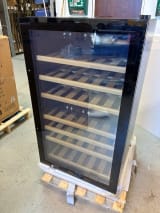 outlet-fristaende-vinkyl-wineexpert-66-fullglass-black