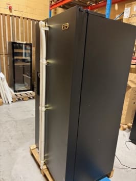 outlet-dolce-vita-koleskabe-sort-messing-90-cm