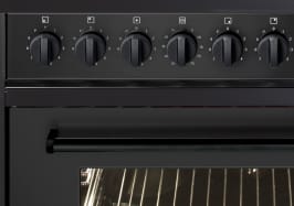 komfur-og-vinkoleskabspakke-steel-enfasi-90-cm-all-black-mquvee-vinkoleskab-til-indbygning