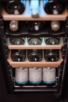 vapaasti-seisova-viinikaappi-northern-collection-18-black