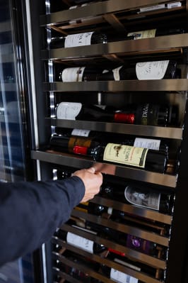 innbyggbart-vinskap-winecave-slim-182d-fullglass-black