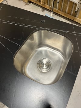 outlet-pure-modul-med-kjoleskap-oppvaskbenk-og-oppbevaringsskap-svart