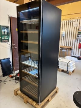 outlet-fritstaende-vinkoleskab-wineexpert-180-fullglass-black