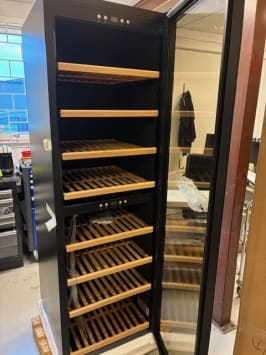 outlet-fritstaende-vinkoleskab-wineexpert-180-fullglass-black