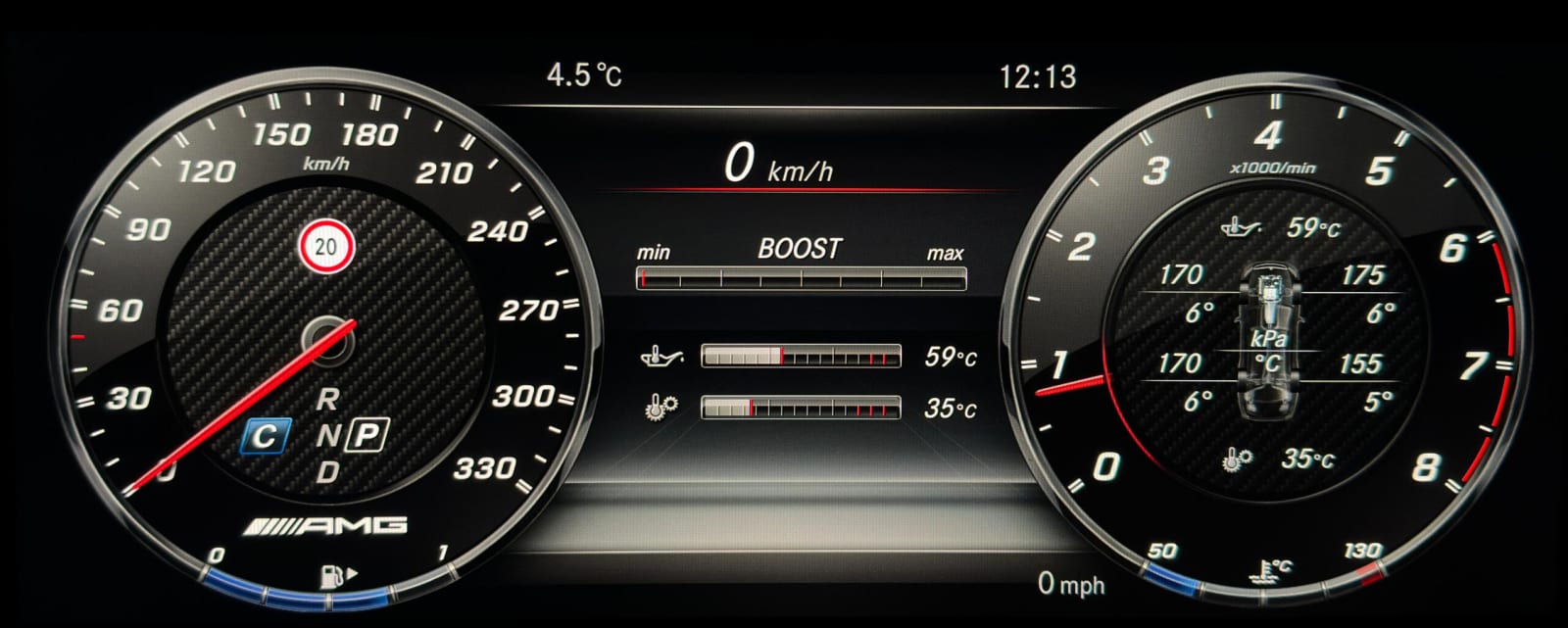 Meniu AMG activat pe instrumentarul unui model Mercedes-Benz