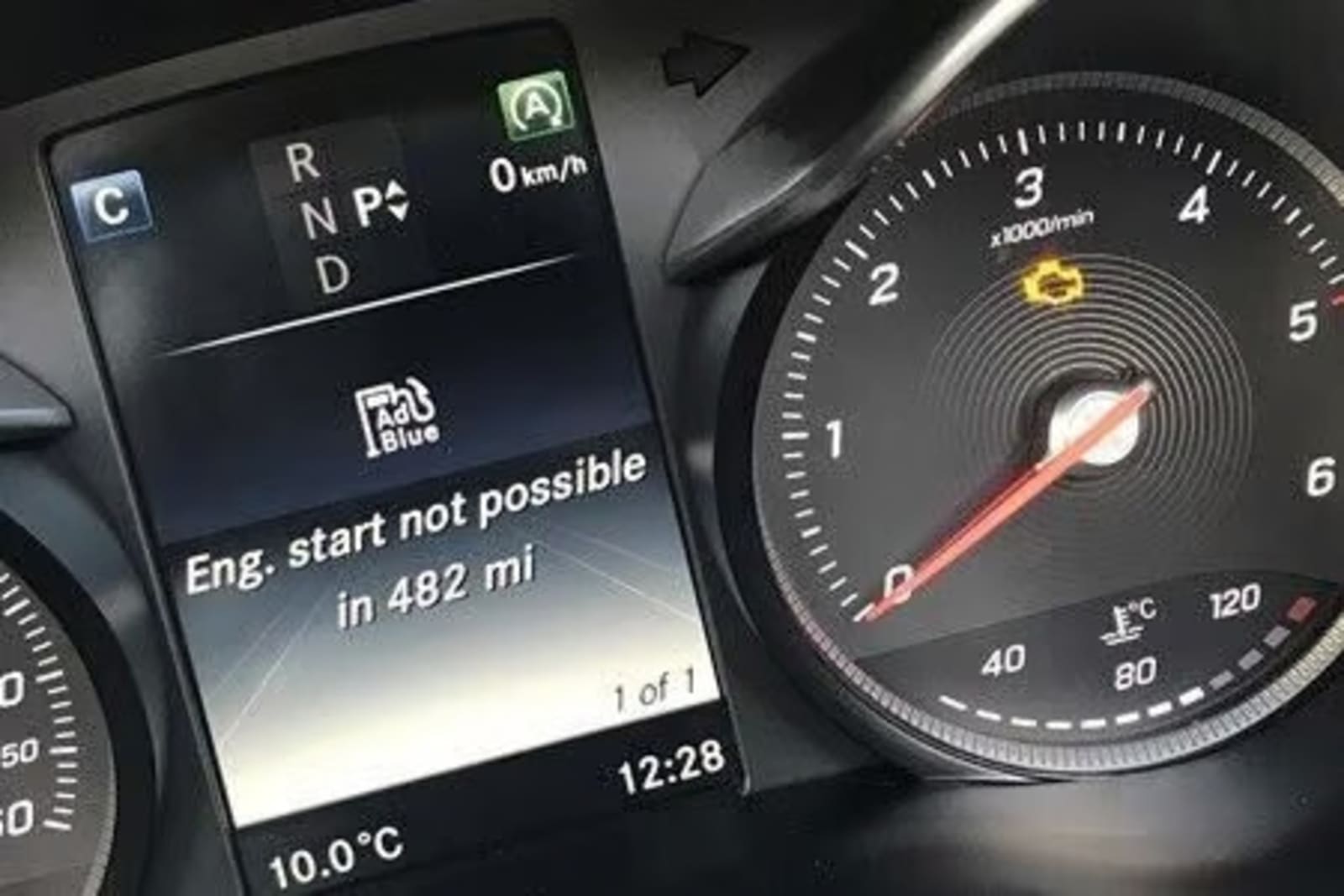 Mesaj de eroare al sistemului AdBlue afișat pe instrumentarul Mercedes