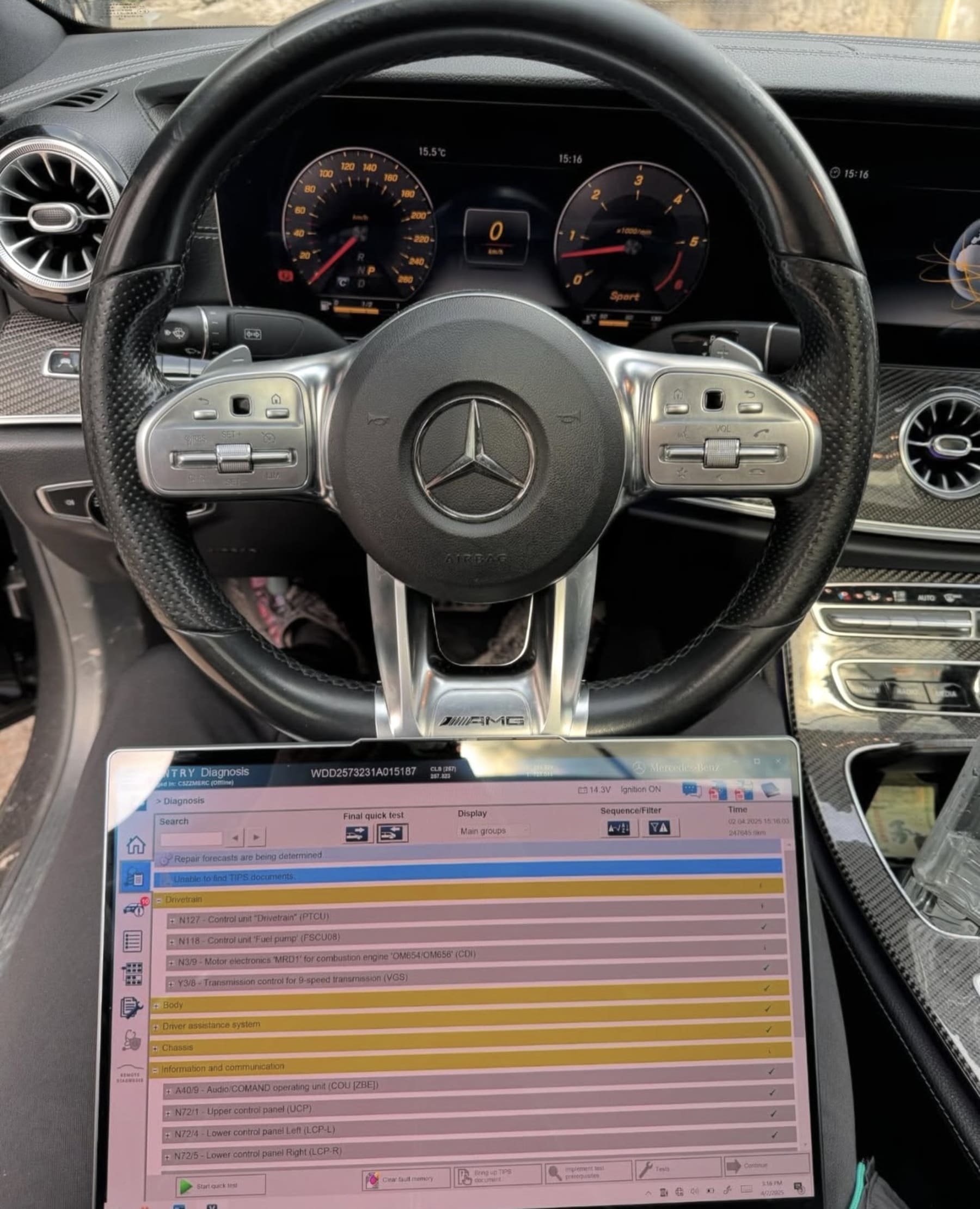 Detaliu din interiorul unui Mercedes-Benz în timpul configurării software