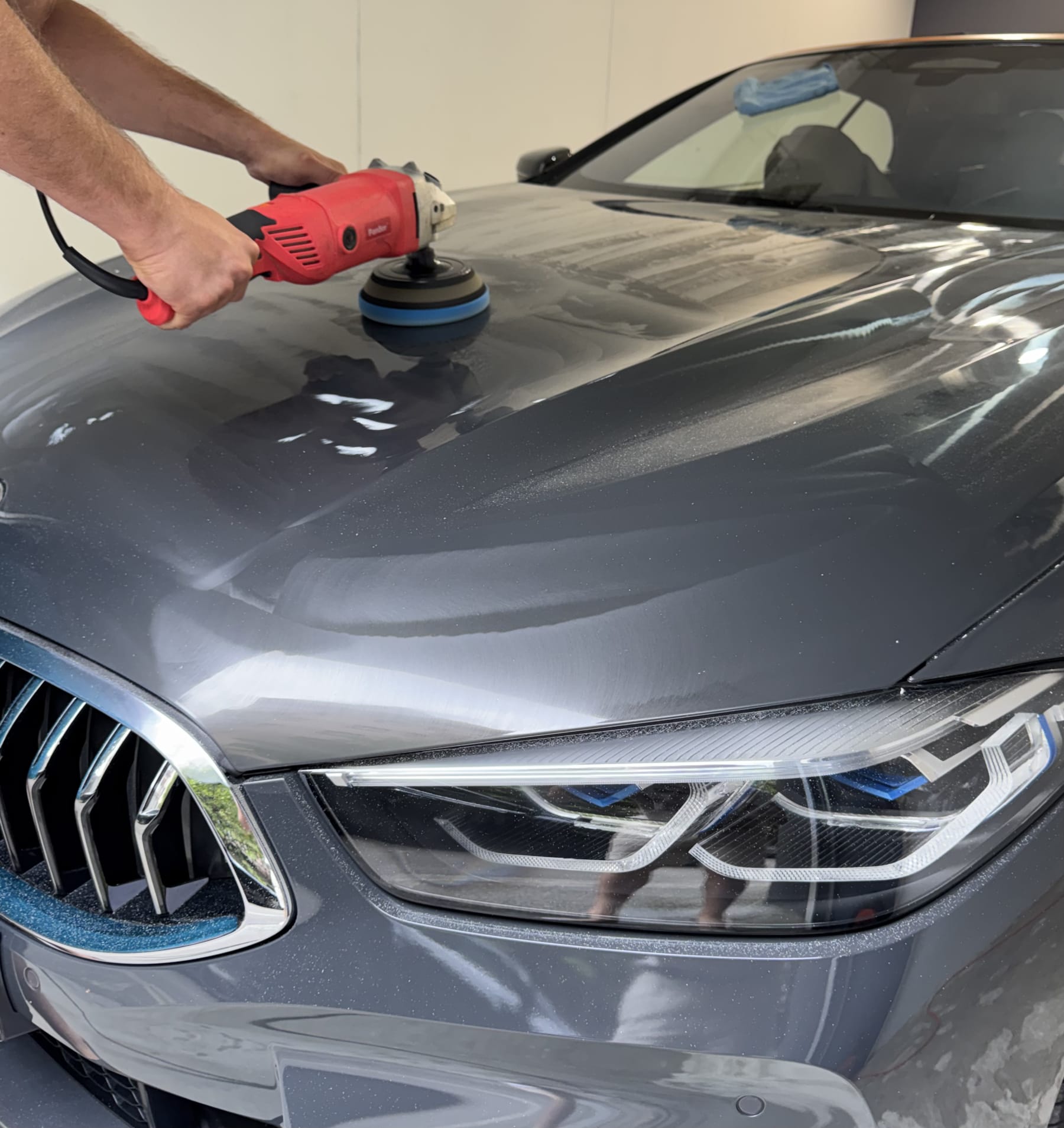 Proces de polish profesional realizat de I-ONE Car Detailing