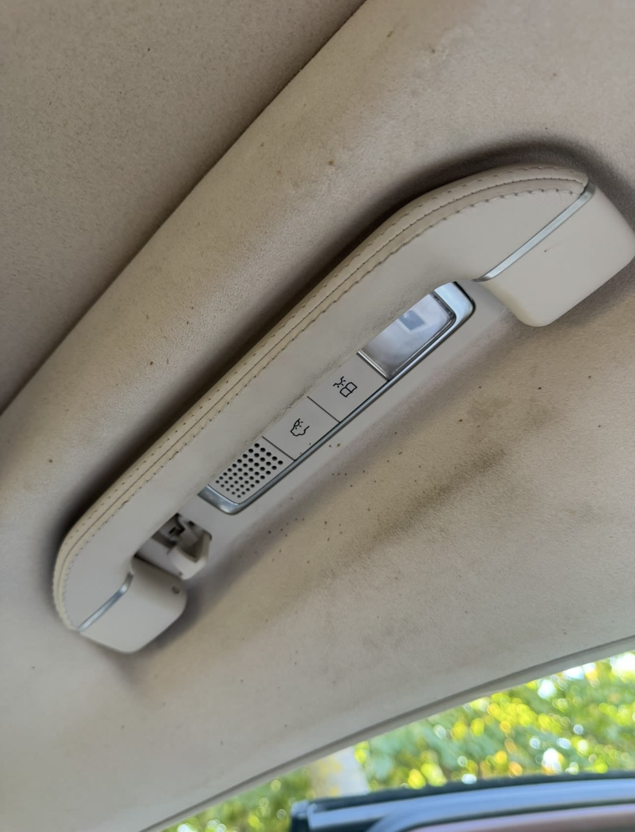 Plafon auto din alcantara înainte de curățarea profesională