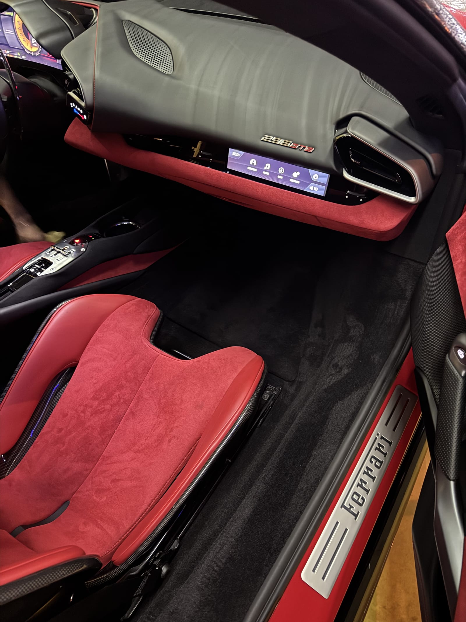 Interior Ferrari 296 GTB cu finisaje din alcantara roșie și carbon
