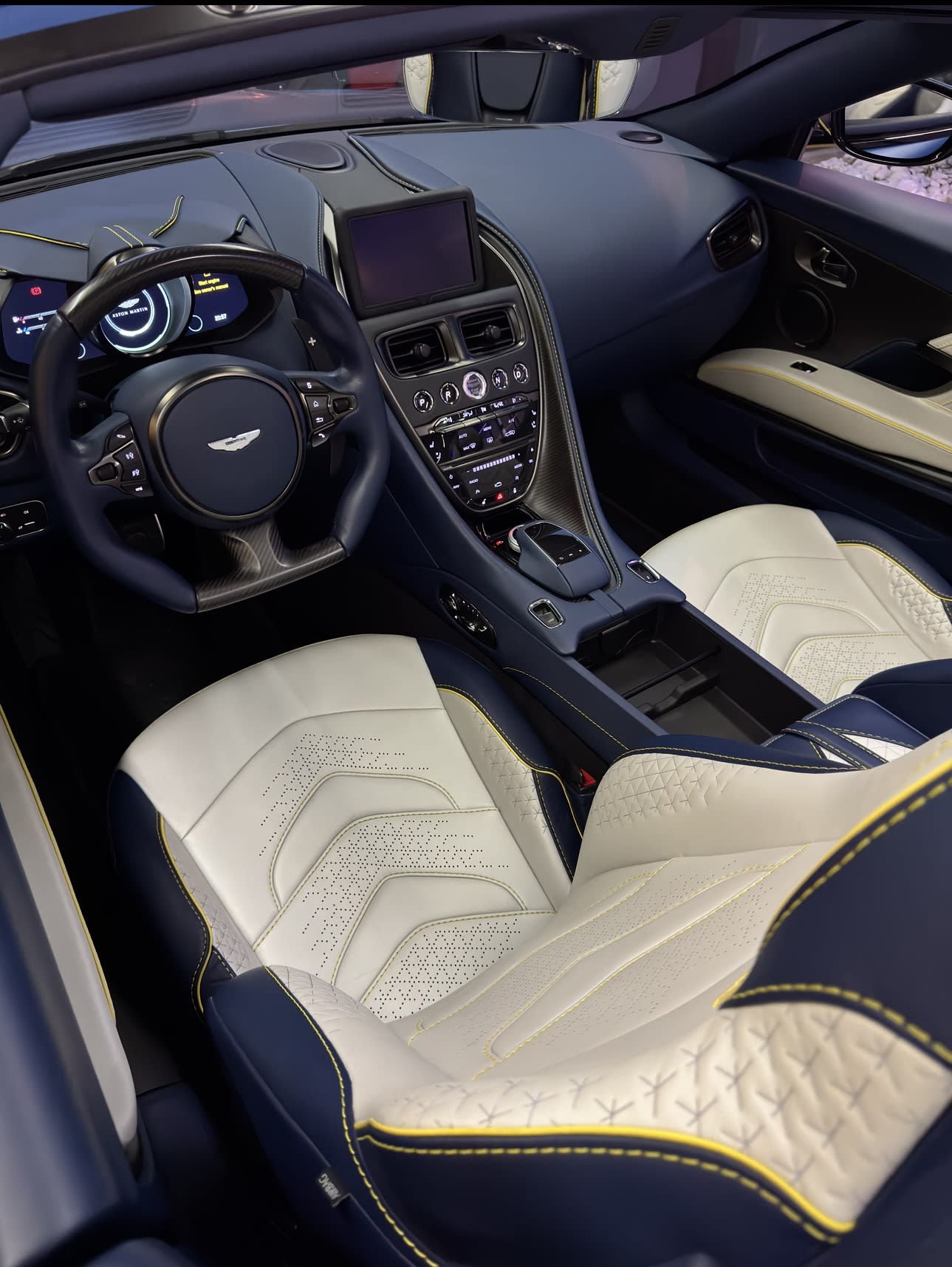 Interior Aston Martin curățat și protejat profesional