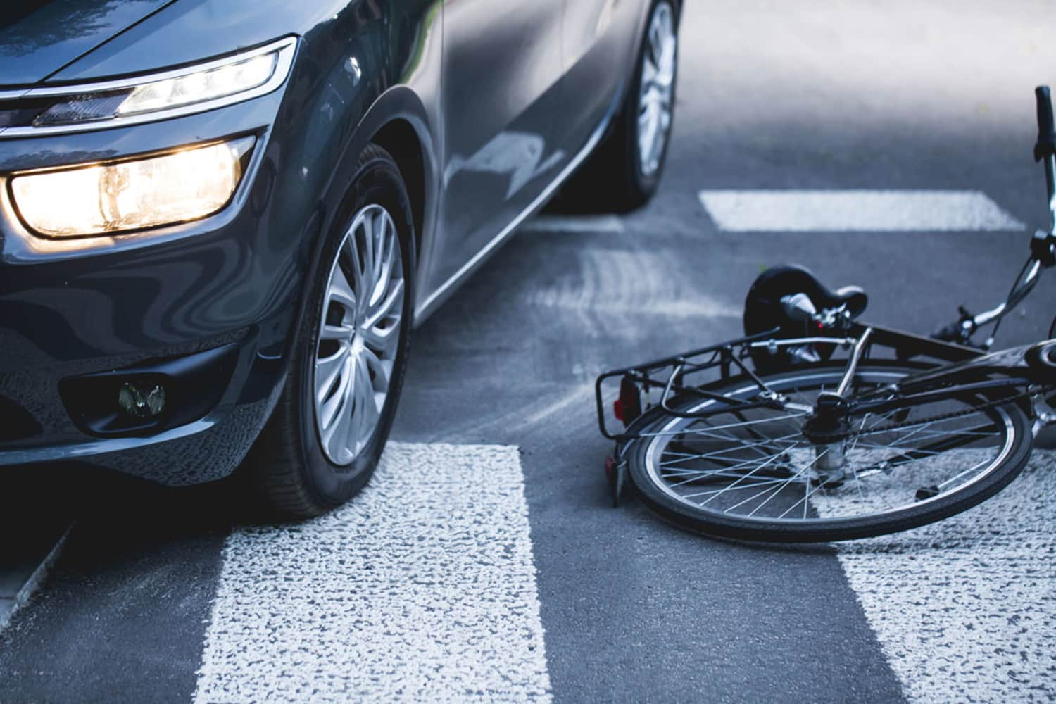 geringer bruch der karosserie durch zusammenstoß mit fahrrad