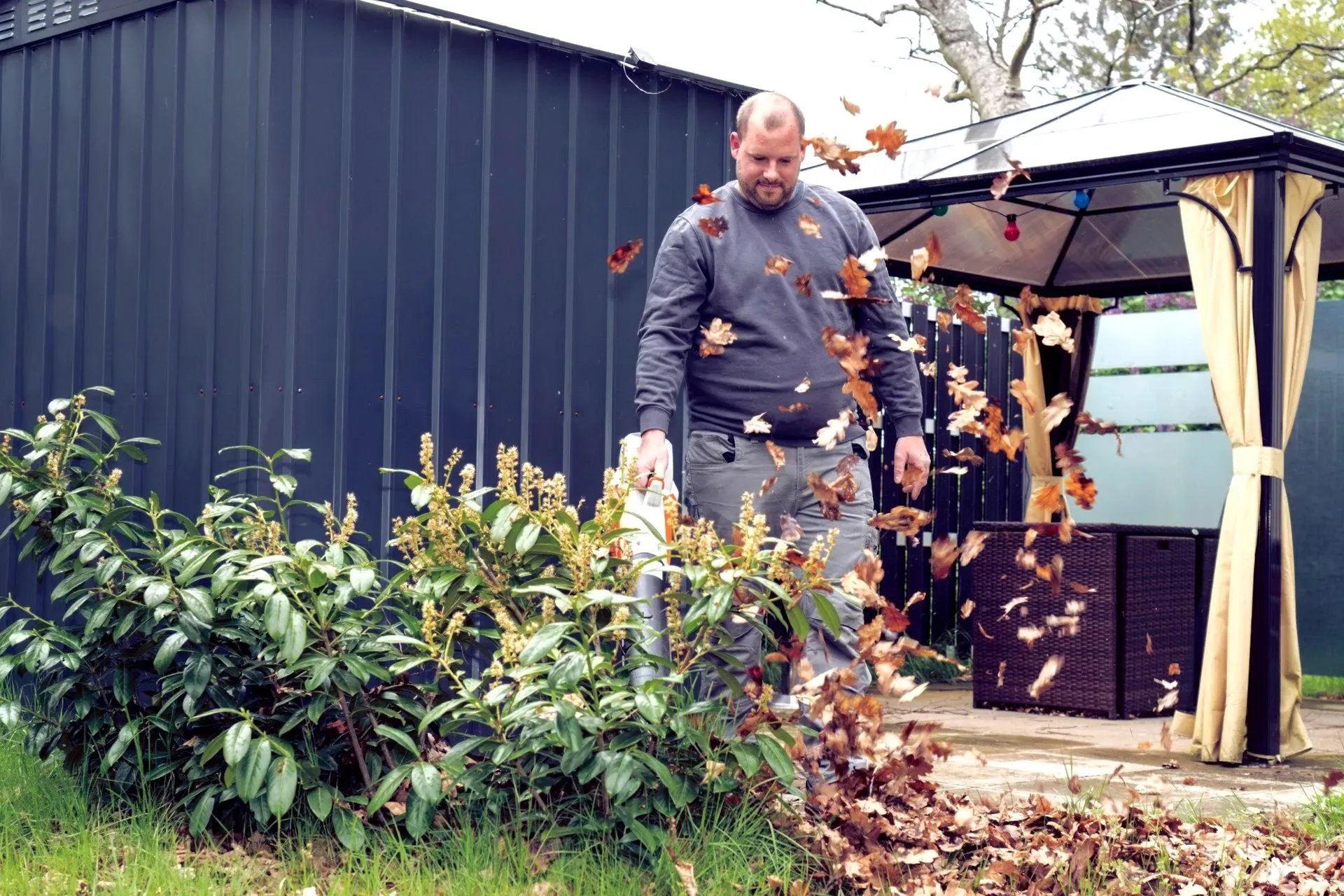 Steffen Arndt bei Gartenarbeiten – Laub im Garten in Hemmoor