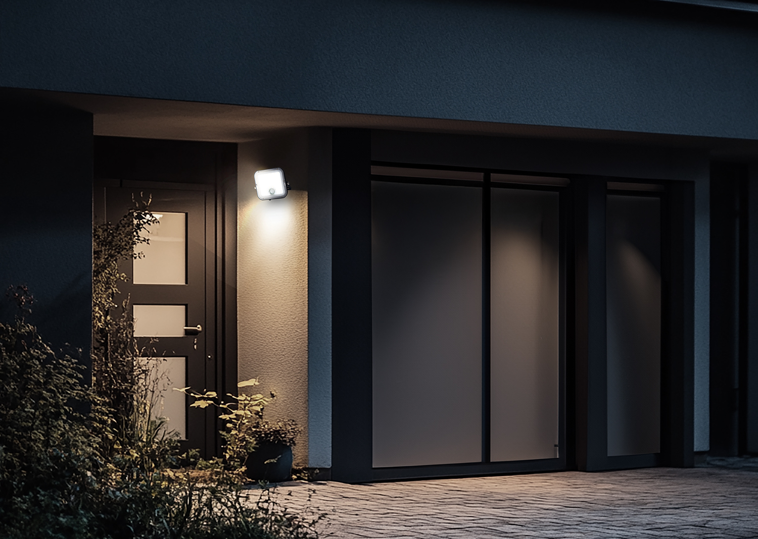 Luceco Mensa Solar Floodlight