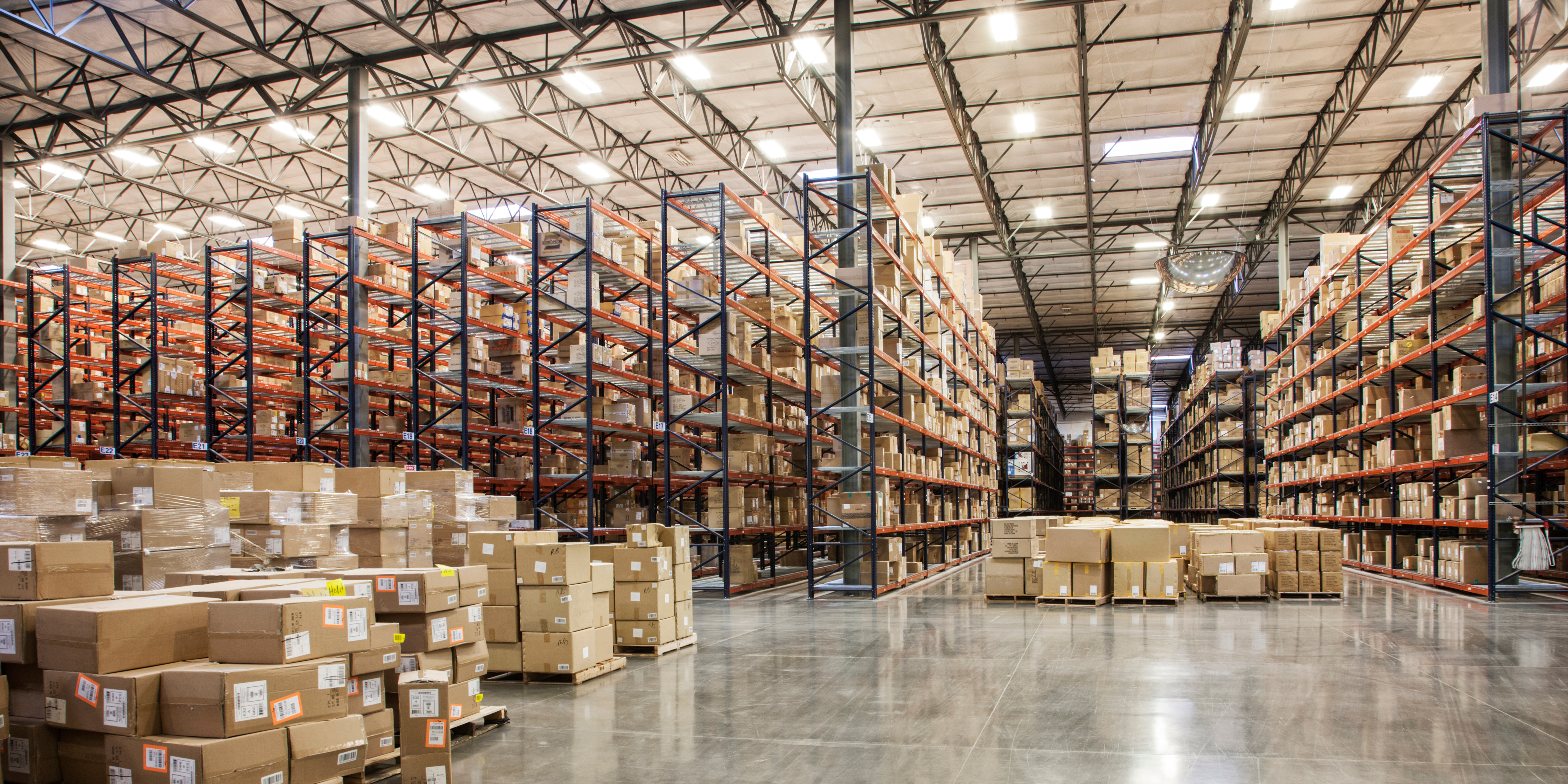 LLU LuxBay Ultra Warehouse 02 6000x3000 20221111DM