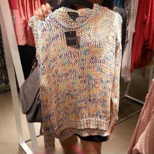 Parem de olhar a chinesa no fundo e olhem o suéter!