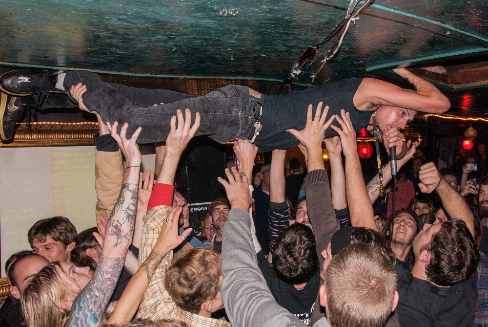 Genrevolta crowd surf