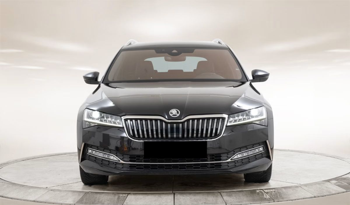 Škoda Superb 2,0 TDI L&K 4x4 – Caméra de recul, système audio Canton, phares Matrix, cuir