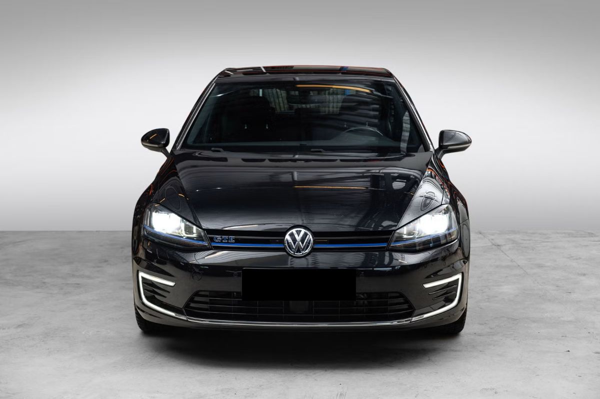 Volkswagen Golf GTE – Régulateur adaptatif (ACC) / Navigation / Bluetooth / DAB / Lane Assist / Capteurs de stationnement avant + arrière