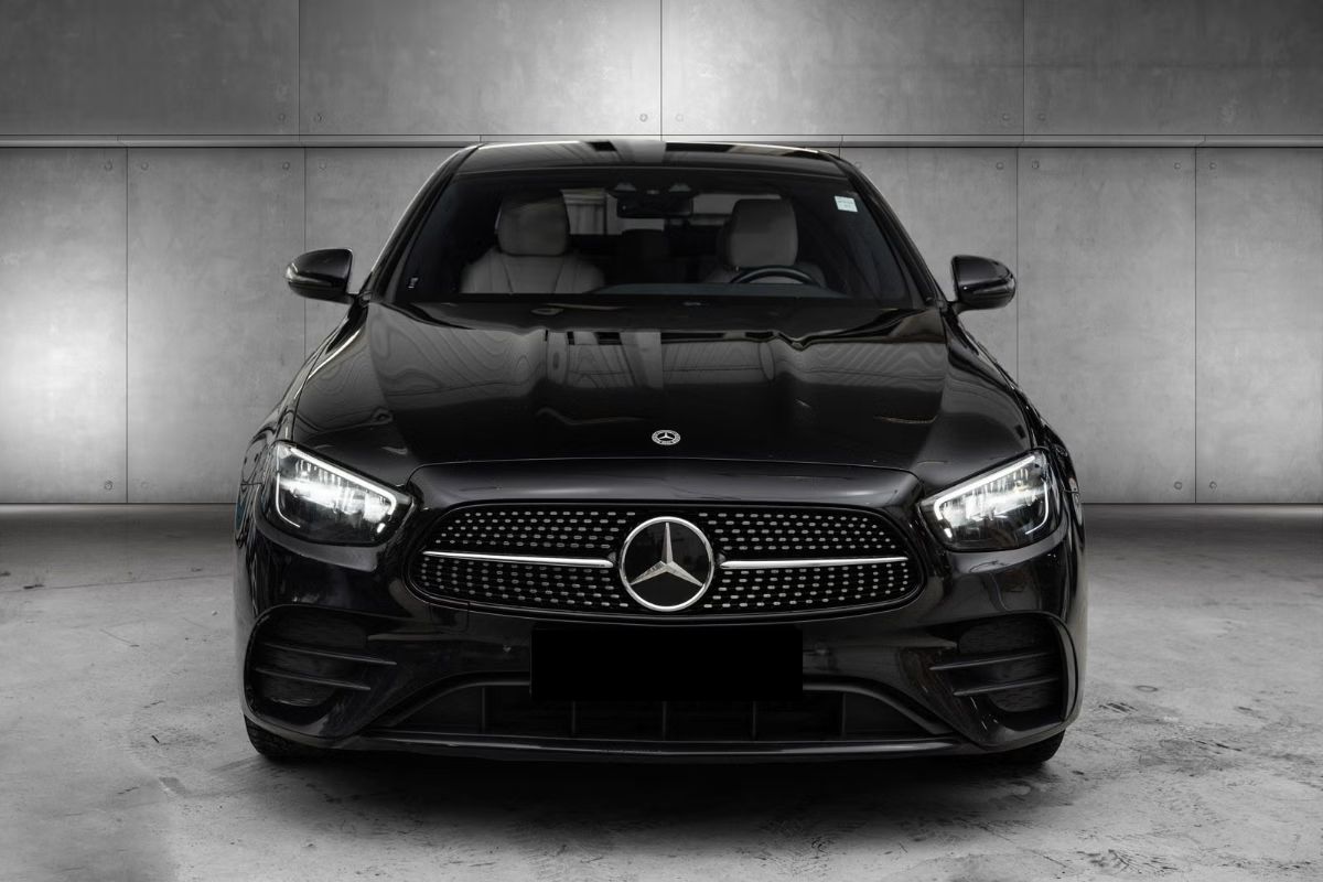 Mercedes-Benz Classe E 300de 4MATIC AMG / Distronic+ / Attelage / Éclairage d’ambiance