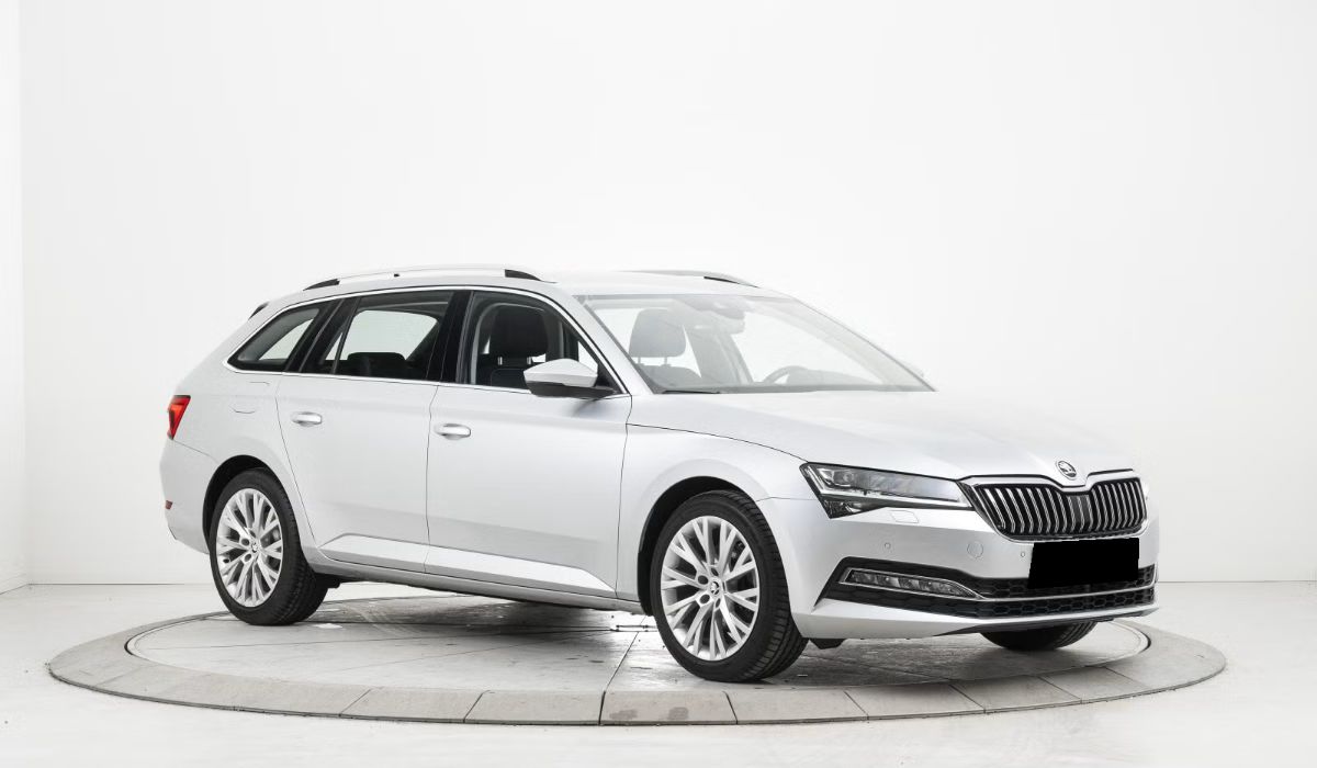 Škoda Superb 2,0 TDI Style 4x4 / Régulateur de vitesse adaptatif / Attelage / Webasto / Phares Matrix / DAB / Bluetooth