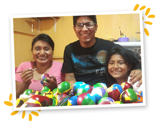 Gourd carver Ana Maria and her family