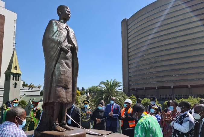 The statue of Nehanda Nyakasikana. Credits: Talk Africana.