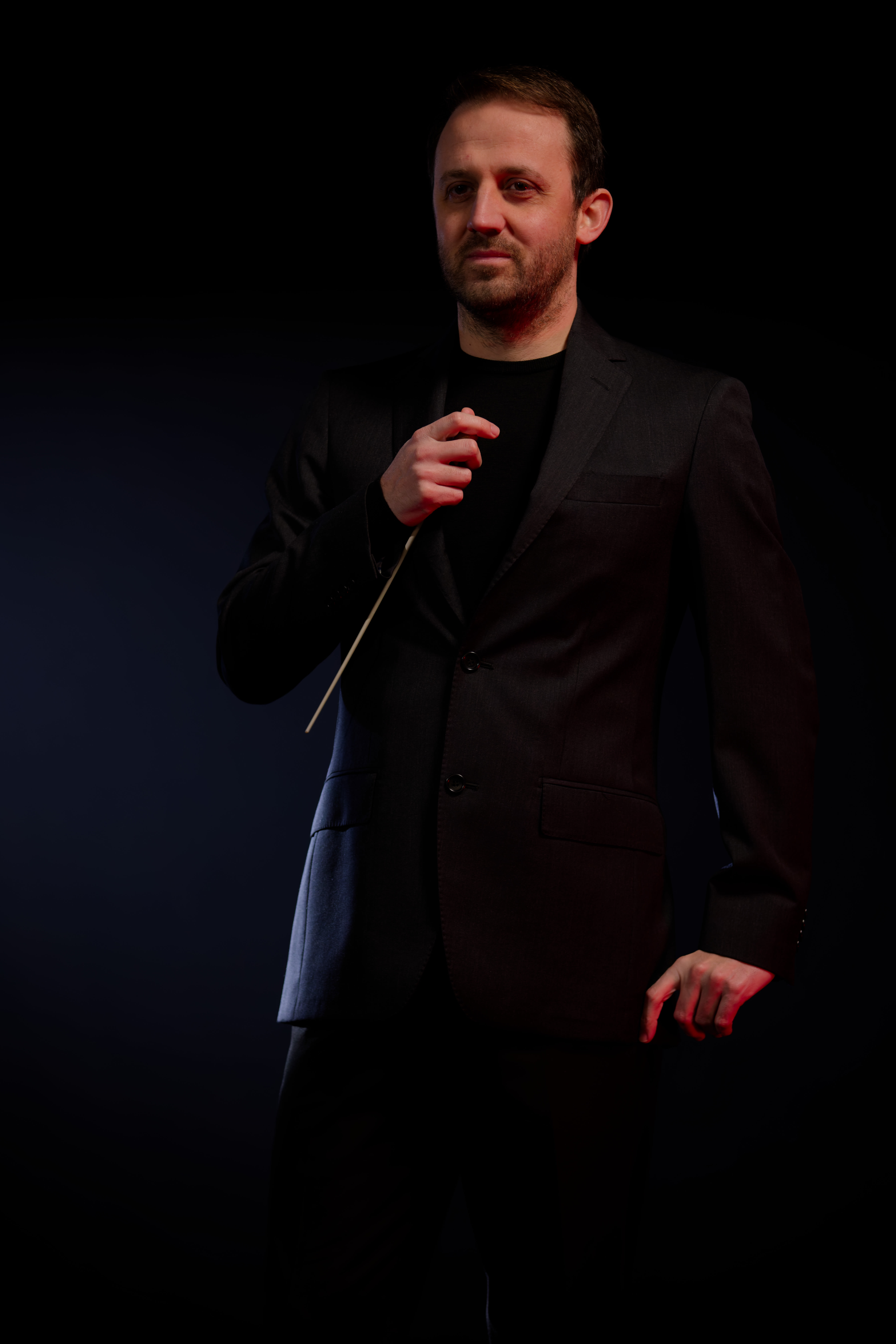 Luigi Mazzocchi in concert, conducting gesture on stage