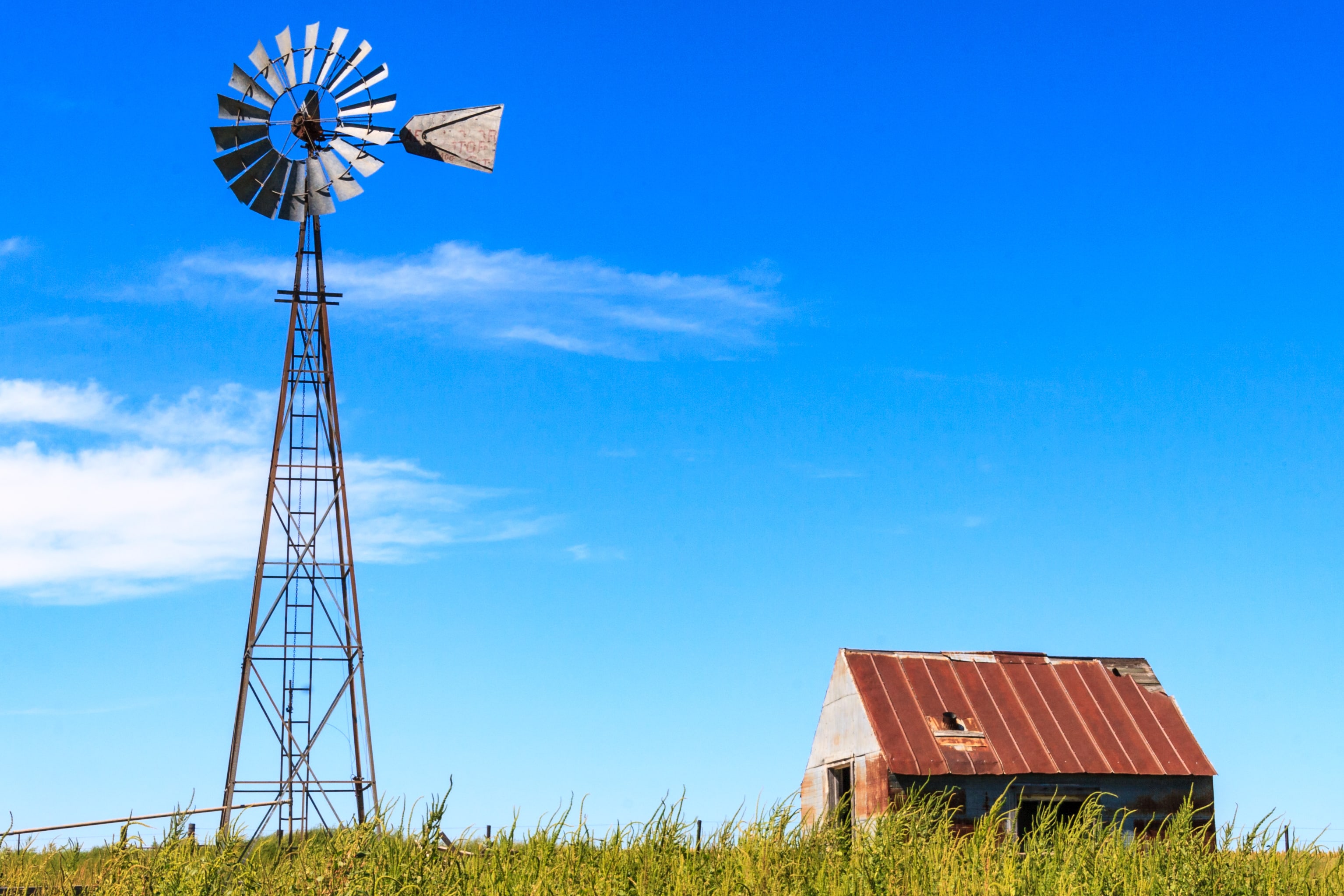 Image of old barn and windmill in the midwest