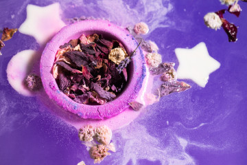 ザ スリーピング ジャイアント 特別なご褒美バスタイム トッピング入りのバスボム フローラル Bath Bombs ハーバル Bath Bombs Purple ヴィーガン バスアイテム Bath Shower バスボム Floral Herbal ラッシュ公式サイト Lush Fresh Handmade Cosmetics ザ スリーピング ジャイアント 特別なご褒美バスタイム トッピング入りのバスボム フローラル Bath Bombs ハーバル Bath Bombs Purple ヴィーガン バスアイテム Bath Shower バスボム Floral Herbal ラッシュ公式サイト Lush Fresh Handmade Cosmetics