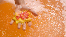 Pop - Spumante da bagno in edizione limitata di primavera | Con olio essenziale di bergamotto e zuccherini scoppiettanti. Pop - Spumante da bagno in edizione limitata di primavera | Con olio essenziale di bergamotto e zuccherini scoppiettanti.