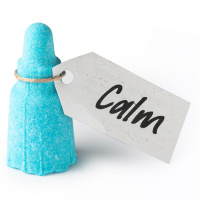 Little Bottle of Calm Bomba da bagno Little Bottle of Calm Bomba da bagno a forma di bottiglietta azzurra con etichetta bianca