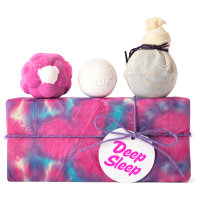 regalo relajante Deep Sleep Regalo relajante Deep Sleep con 3 productos para el baño arriba de una caja de color morado lavanda