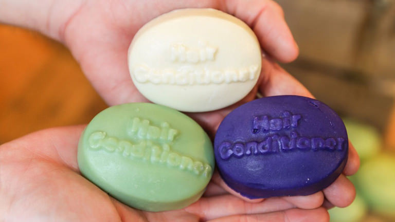 Unsere drei festen Conditioner: Big, Jungle und Sugar Daddy-O Insgesamt findest du bei Lush drei feste Conditioner, die Platz und Verpackungen sparen und vor allem auf Reisen eine gelungene Alternative zur Flasche darstellen – aber auch dann, wenn du Müll reduzieren willst.