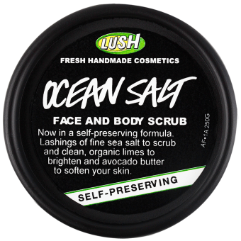 Ocean Salt Autoconservante Scrub viso e corpo Lush Vista dall'alto della confezione dello Scrub viso e corpo tonificante e illuminante al sale marino e lime Ocean Salt in versione Self-Preserving (Autoconservante)