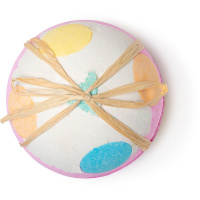Giant Luxury Lush Pud Weihnachtsbadebombe Eine extra große mit Garn zusammengehaltene, zweiteilige Badebombe, die untere Hälfte ist Pink, die obere weiß mit 4 bunten Punkten