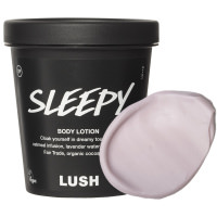 Crema corporal con lavanda Sleepy La textura morada de la crema corporal con lavanda Sleepy junto con el bote negro