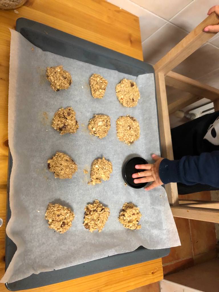 divertirse con sus niños durante el confinamiento de la crisis del coronavirus Leo preparando las galletas de avena y de coco hechas con su madre durante la cuarentena del coronavirus