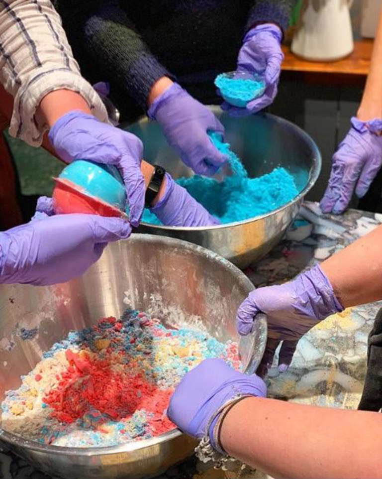 Tillverkning av badbomb på Lush Party Tillverkning av badbomb på Lush Party