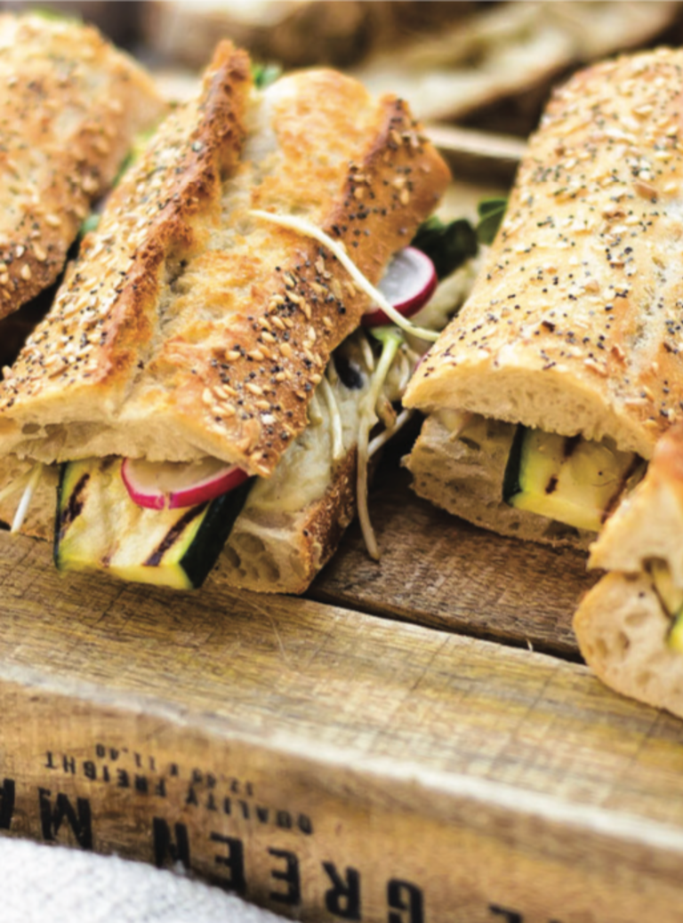 Online finns det mänger av recept på vegansk mat Veganska mackor med zucchini, rädisor och skott